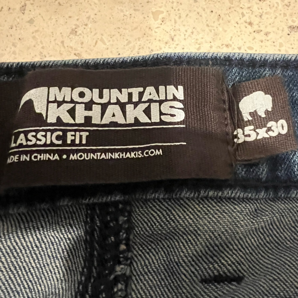 Mountain Khaki Jeans 
Classic Fit
35Wx30L
Lightly worn (2-3 times)